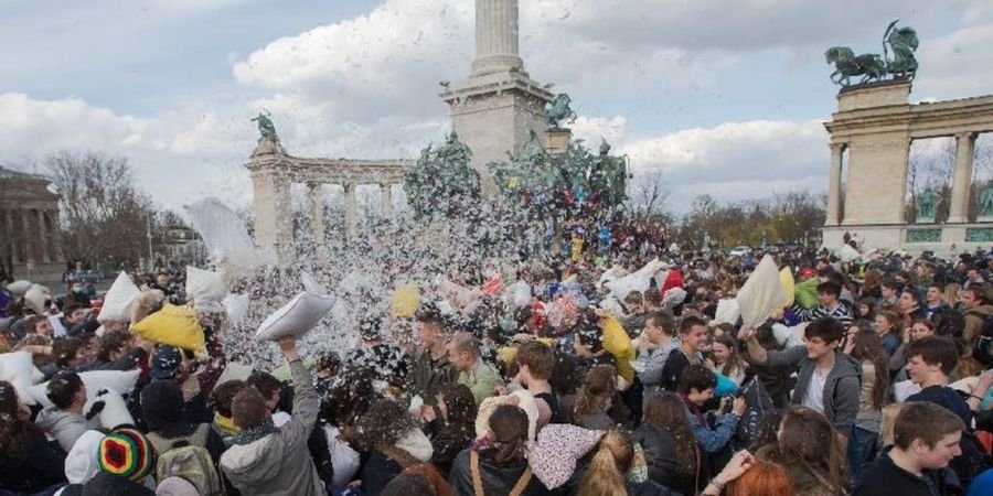image - International Pillow Fight and Bubbles Day - Mechelen