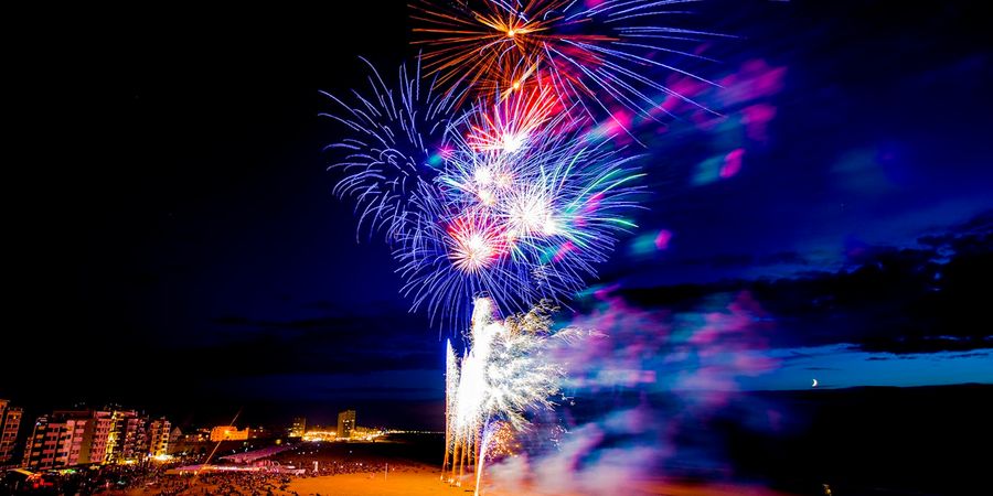 image - Nationale Feestdag 2024 met vuurwerk op het strand