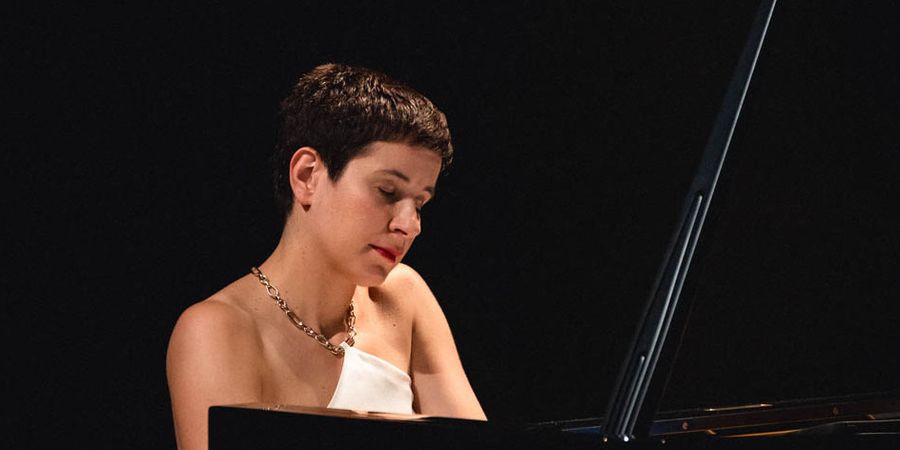 image - Fanny Azzuro piano solo