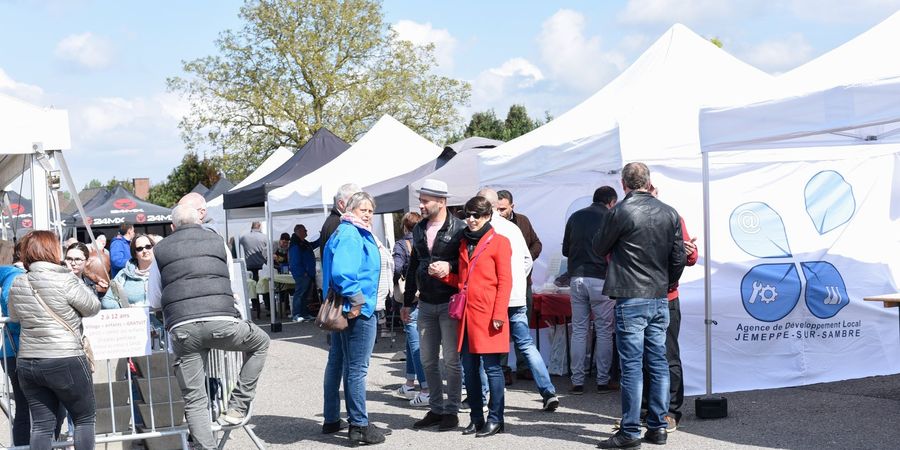image - Marché artisanal aux lampions de Mornimont avec l'école au centre du Village