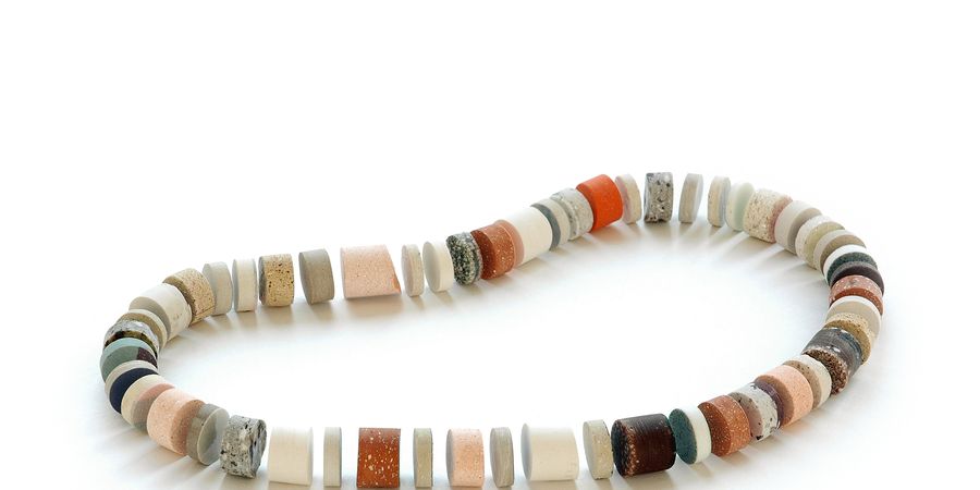 image - Visite pour individuel·le·s - Julie Decubber. Tessons exquis