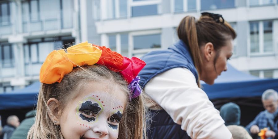 image - Uithollen en versieren van pompoenen