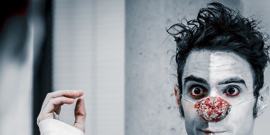 image - TROP PRES DU MUR