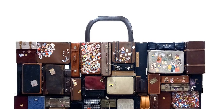 image - MUR DE VALISES