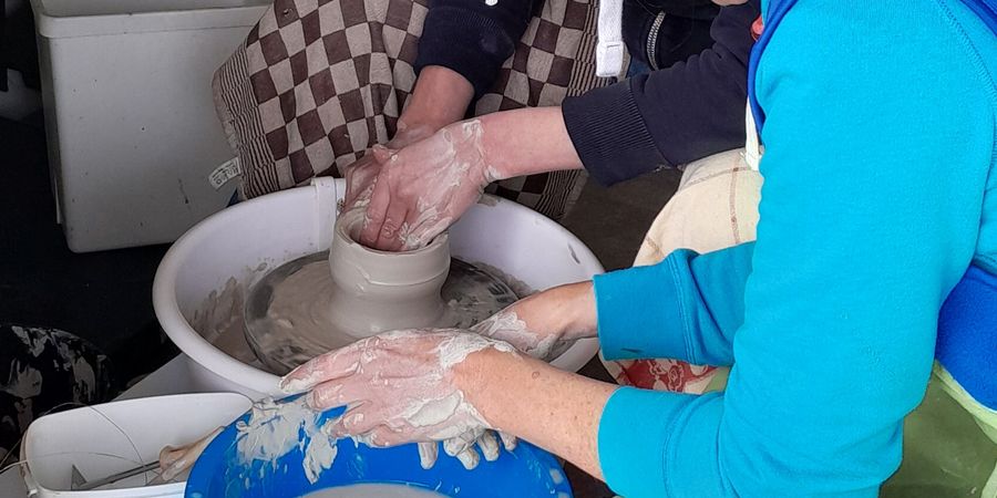 image - Privé cursus pottenbakken - draaien op de draaischijf - 1/2 dag - 1 of 2 personen