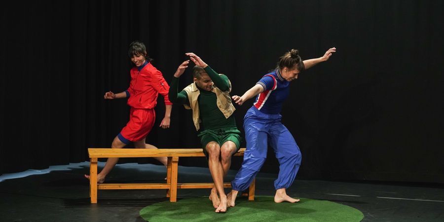 image - Three (+5 ans)