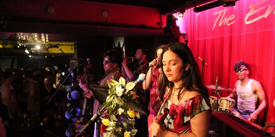 image - SALSA BAND AMOR Y DESCONTROL (Y SU SALSA PICANTE)