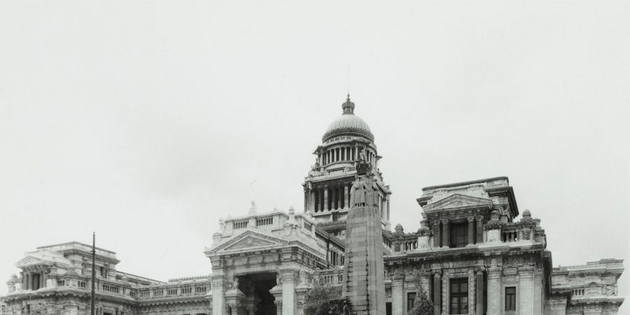 image - Au Fil du Temps... Au Fil des Rues – La place Poelaert et ses abords et la Porte de Hal