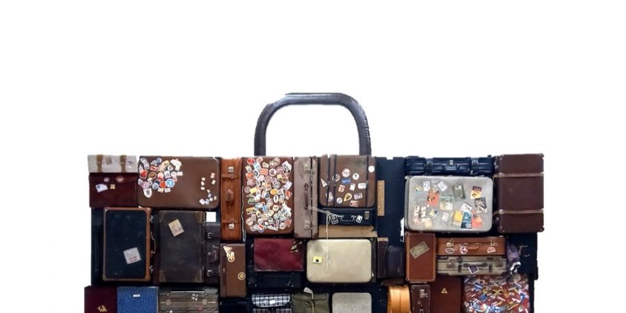 image - MUR DE VALISES