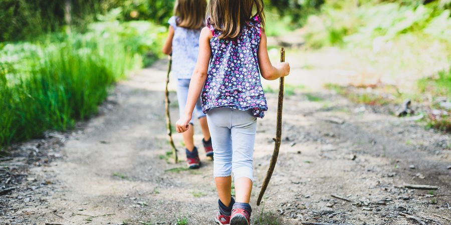 Kindvriendelijke wandelingen: leuke speurtochten in het bos of in de stad