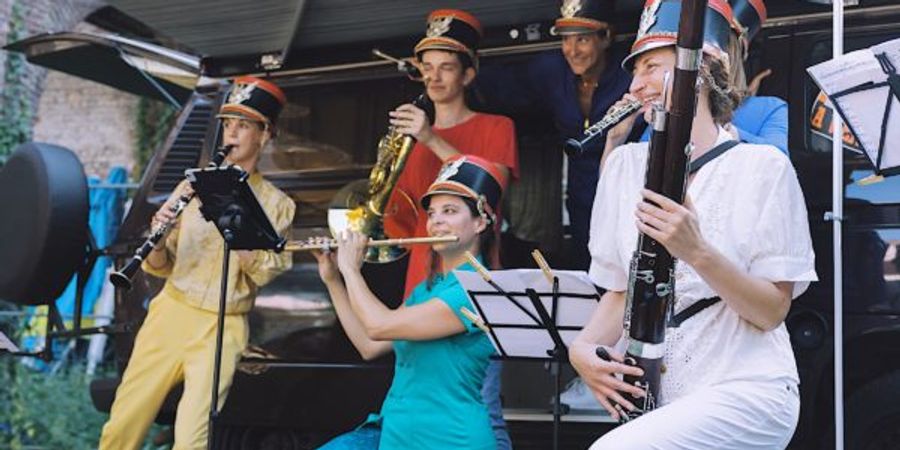 image - Dimanche en famille – Pierre et le loup (sur la route) – Cie Artichoke